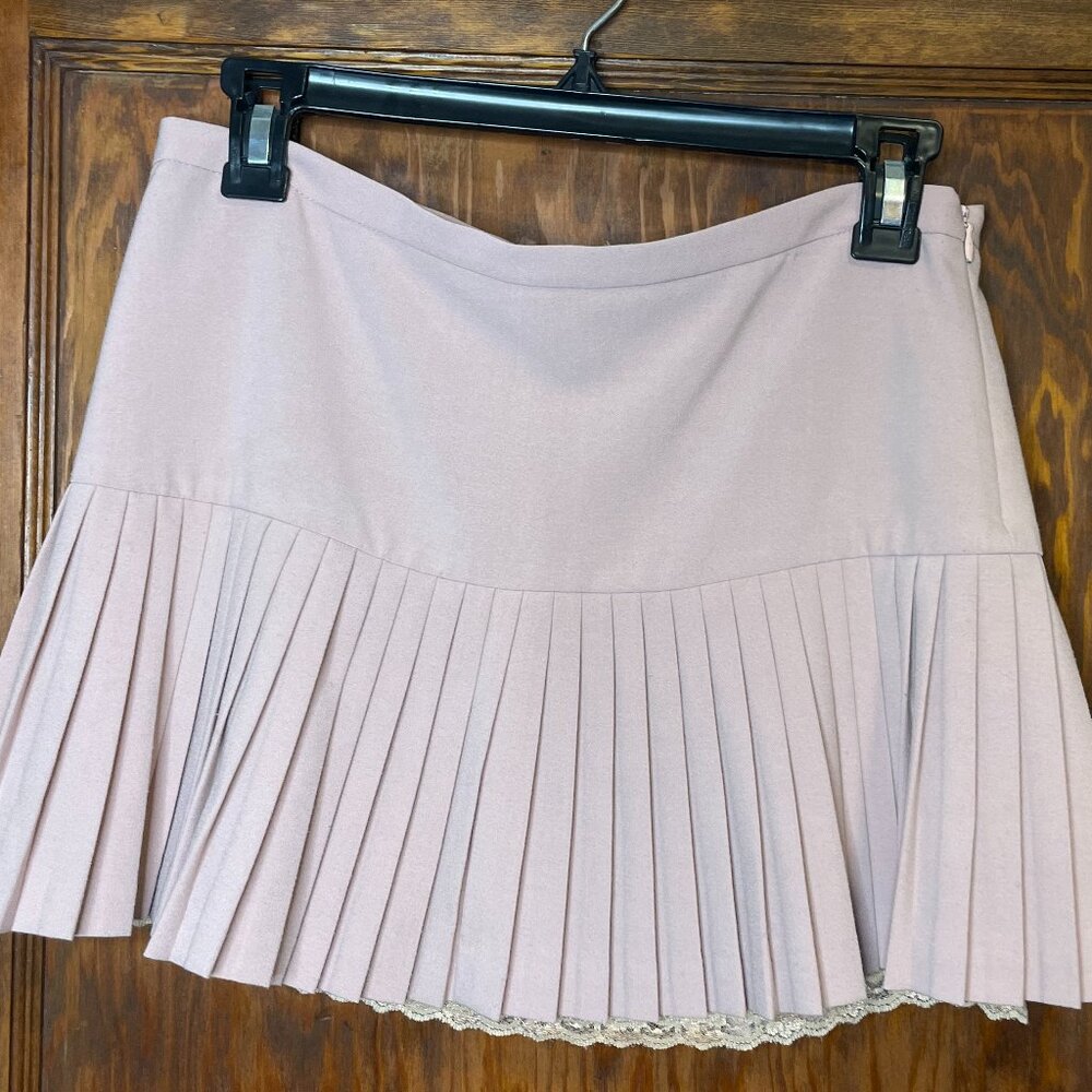 BCBGMaxAzria Dusty Pale Pink Pleated Lace Mini Skirt; Size 2